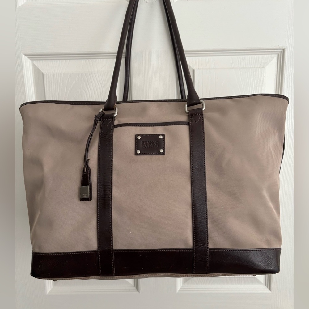 FRANCO SARTO CANVAS & LEATHER WEEKENDER
SOLID BOTTOM LENGTH 21” BY 12”